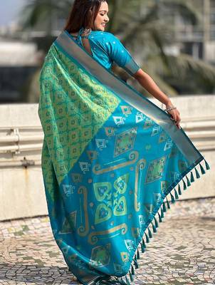 Green woven design zari silk blend patola saree 3