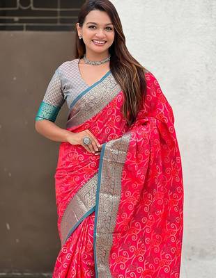 Pink ethnic motifs woven design zari patola saree 4