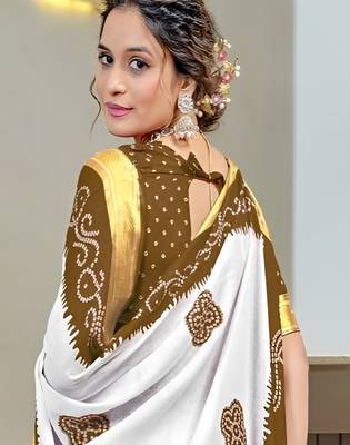 White bandhani printed  cotton handloom saree with blouse 5