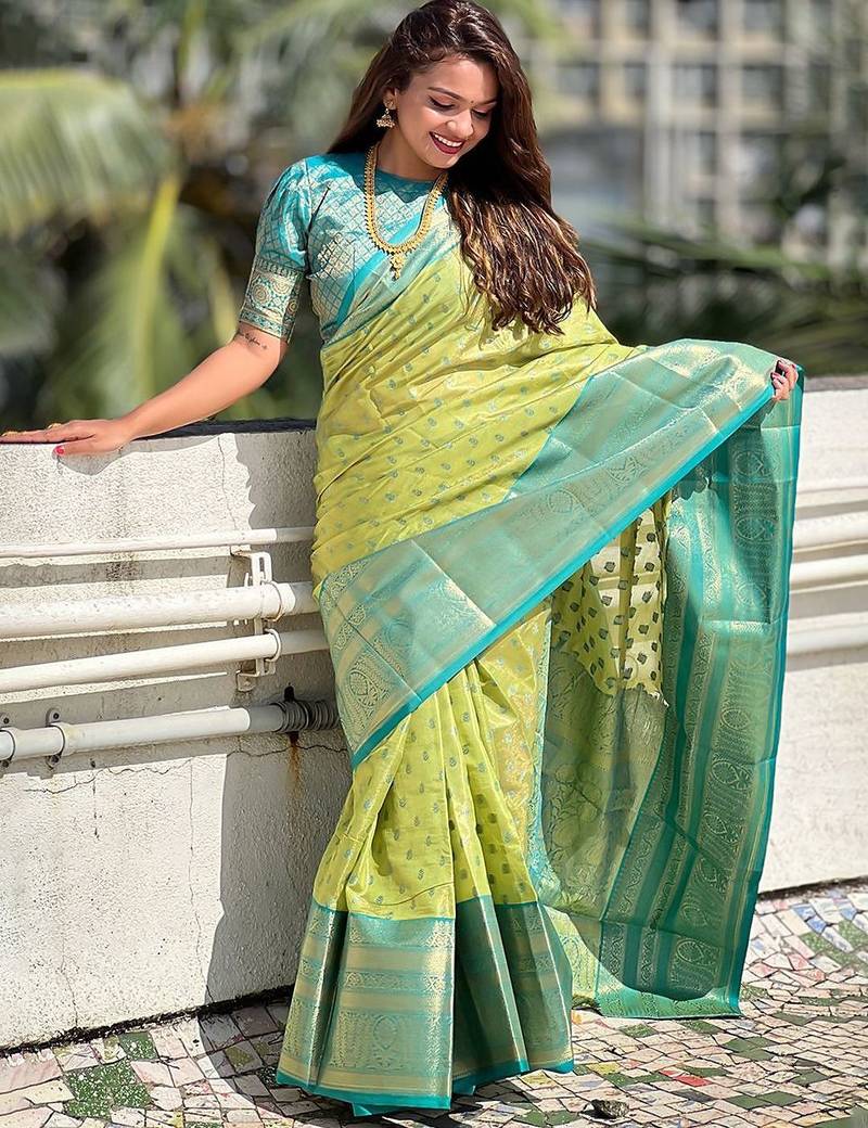 Green woven design zari silk blend kanjeevaram saree