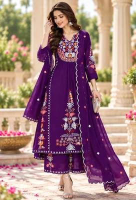 Women's faux georgette fabric thread embroidery kurta set with dupatta 2