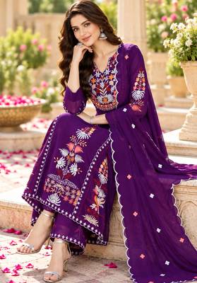 Women's faux georgette fabric thread embroidery kurta set with dupatta 5