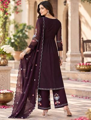 Women's faux georgette fabric thread embroidery kurta set with dupatta 3