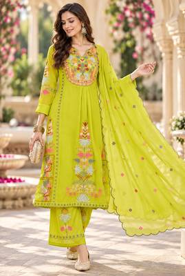 Women's faux georgette fabric thread embroidery kurta set with dupatta 2