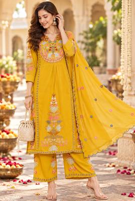 Women's faux georgette fabric thread embroidery kurta set with dupatta 2