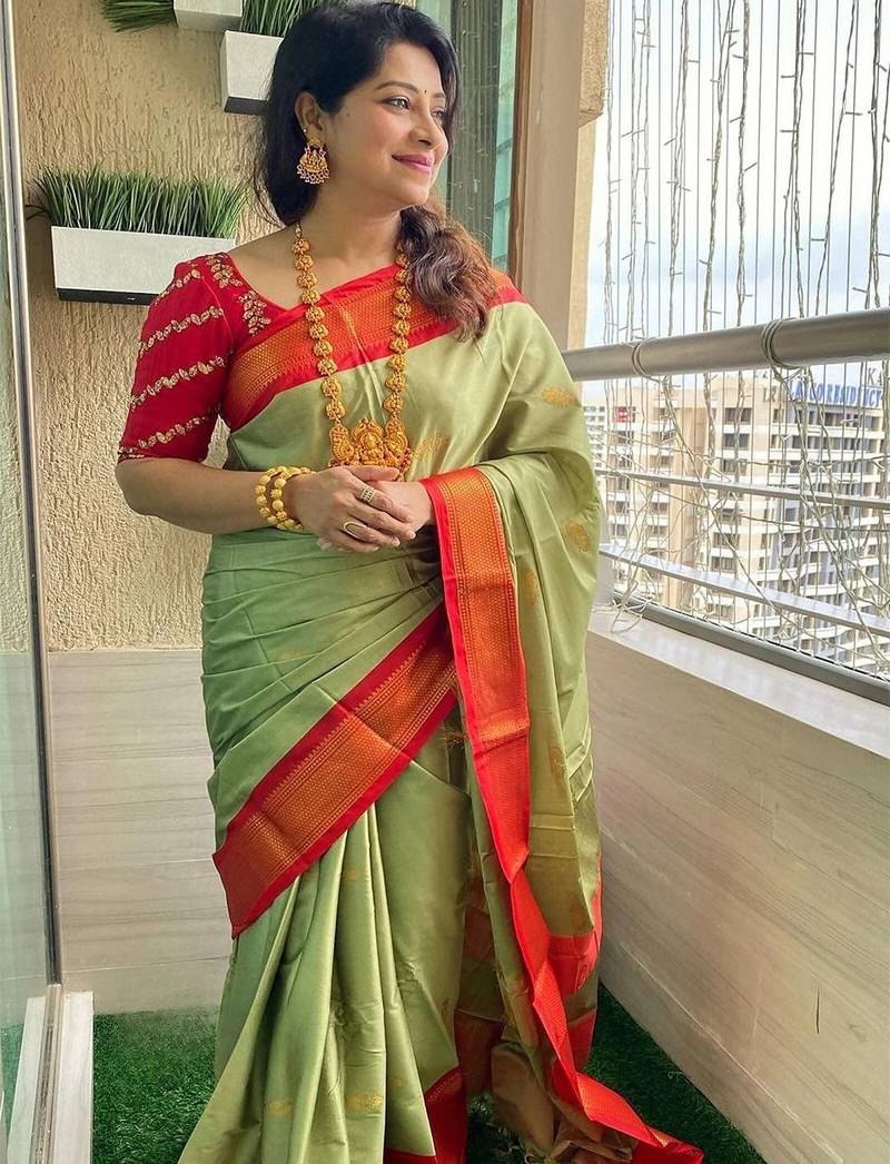 Green ethnic motifs woven design zari kanjeevaram saree