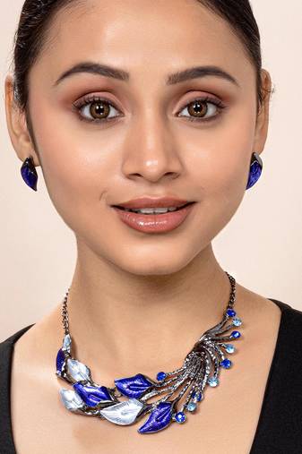Splendid statuesque blue colour necklace earring set