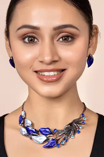 Splendid statuesque blue colour necklace earring set