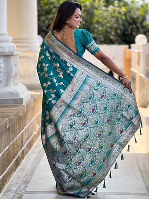 Blue murti ethnic motifs woven design zari kanjeevaram saree 3