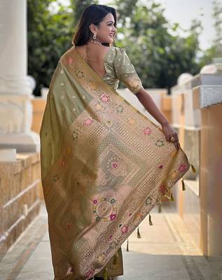 Green woven design zari kanjeevaram saree 3