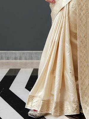 Cream woven design zari banarasi saree 4