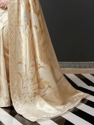Cream woven design zari banarasi saree 5