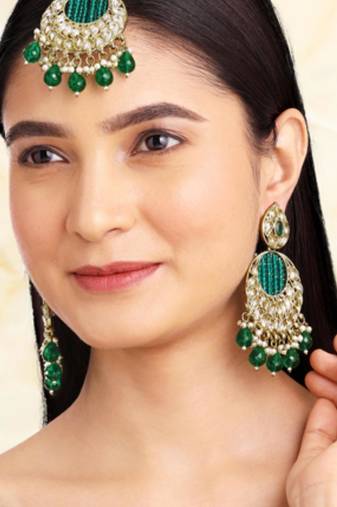 Women's kundan & beads studded green chandbali earrings with maangtikka set