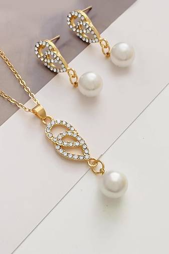 Gold plated american diamond & pearl studded pendant necklace chain