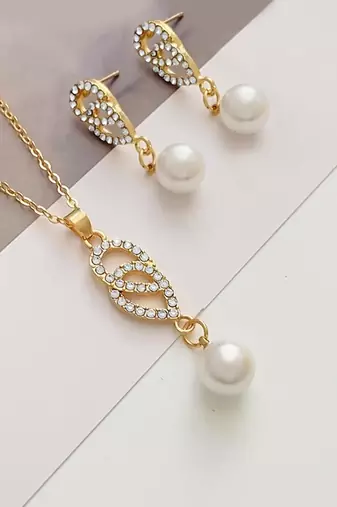 Gold plated american diamond & pearl studded pendant necklace chain