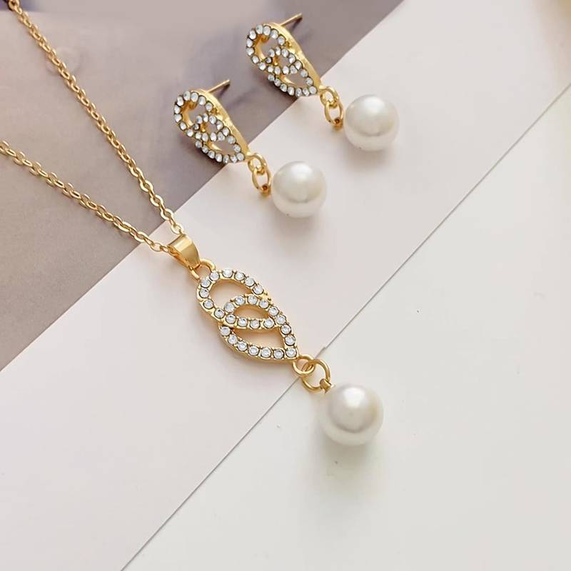 Gold plated american diamond & pearl studded pendant necklace chain