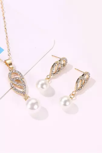 Gold plated american diamond & pearl studded pendant necklace chain