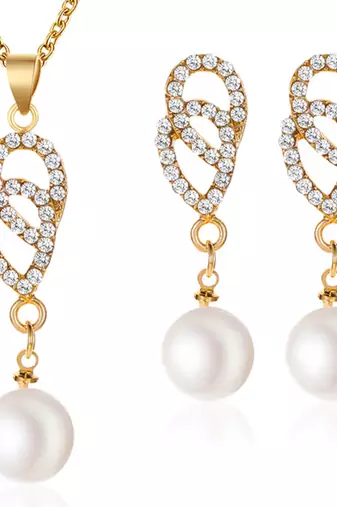 Gold plated american diamond & pearl studded pendant necklace chain