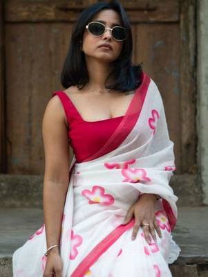 White floral printed saree 4