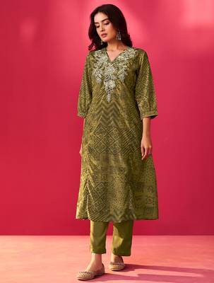 Green embroidered chinon kurta trouser set 3