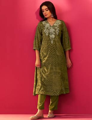 Green embroidered chinon kurta trouser set 4