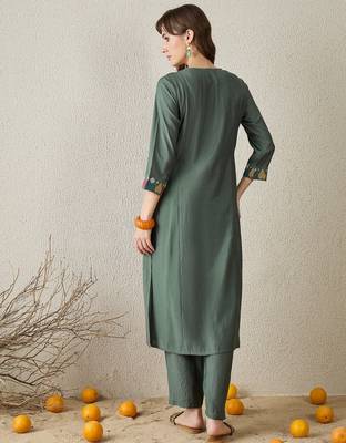 Grey embroidered silk kurta trouser set 3