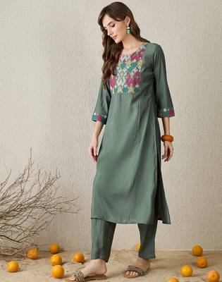 Grey embroidered silk kurta trouser set 1