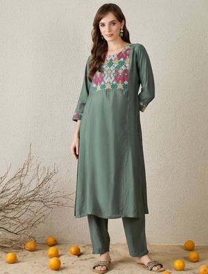 Grey embroidered silk kurta trouser set 4