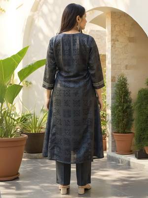 Grey embroidered chinon kurta trouser set 2