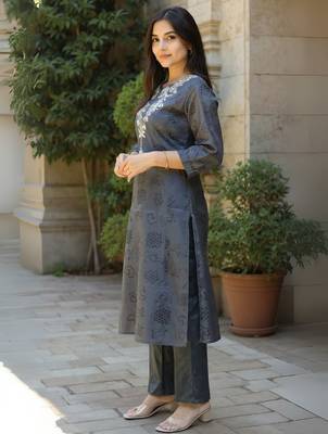 Grey embroidered chinon kurta trouser set 3