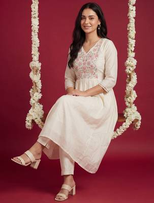 Off white embroidered cotton kurta trouser set 1