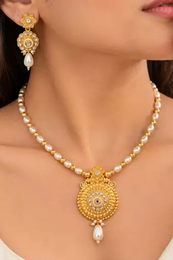 gold-plated copper pearl bead necklace set with statement pendant