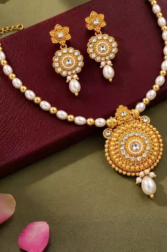 gold-plated copper pearl bead necklace set with statement pendant