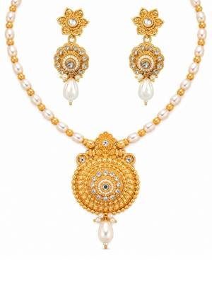 gold-plated copper pearl bead necklace set with statement pendant 3