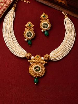 gold-plated copper multi-pearl necklace set with stone pendant 2