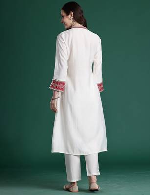 Off white embroidered silk kurta trouser set 2
