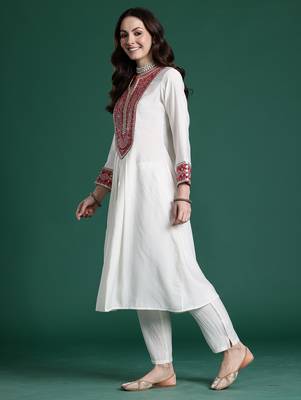 Off white embroidered silk kurta trouser set 3