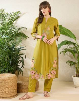 Green embroidered pure cotton kurta trouser set 4