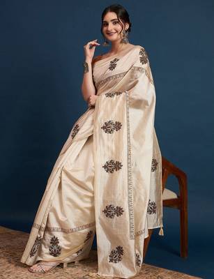Cream floral printed with embroidered border saree with unstitched blouse 4