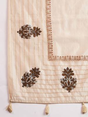 Cream floral printed with embroidered border saree with unstitched blouse 5