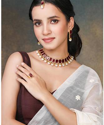 Maroon synthetic stone & pearl studded necklace earrings maangtikka 1