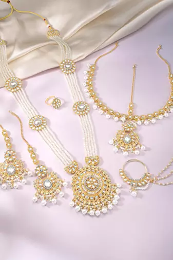 White kundan & beads studded long necklace maatha patti maangtikka