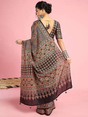 Black ethnic printed saree with blouse piece 4