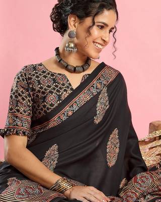 Black ethnic printed saree with blouse piece 5