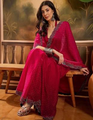 Magenta embellished saree with unstitched blouse 1