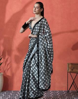 Black ready to wear checked digital printed saree 2