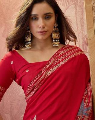 Red zari woven saree with blouse piece 4
