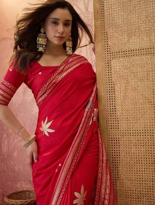 Red zari woven saree with blouse piece 5