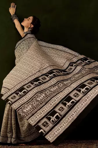 Beige dadu printed saree with blouse piece