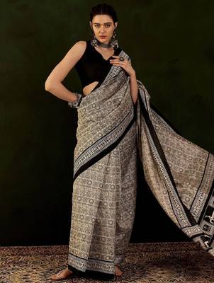 Beige dadu printed saree with blouse piece 5